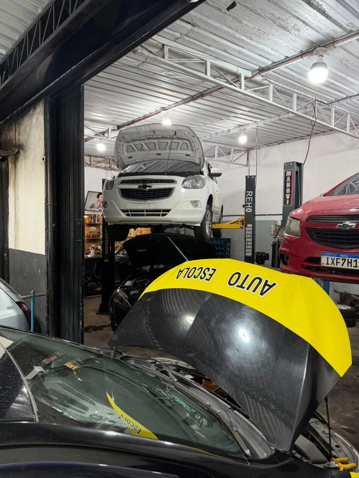 Elevadores da oficina Rico Car com carros em manutenção