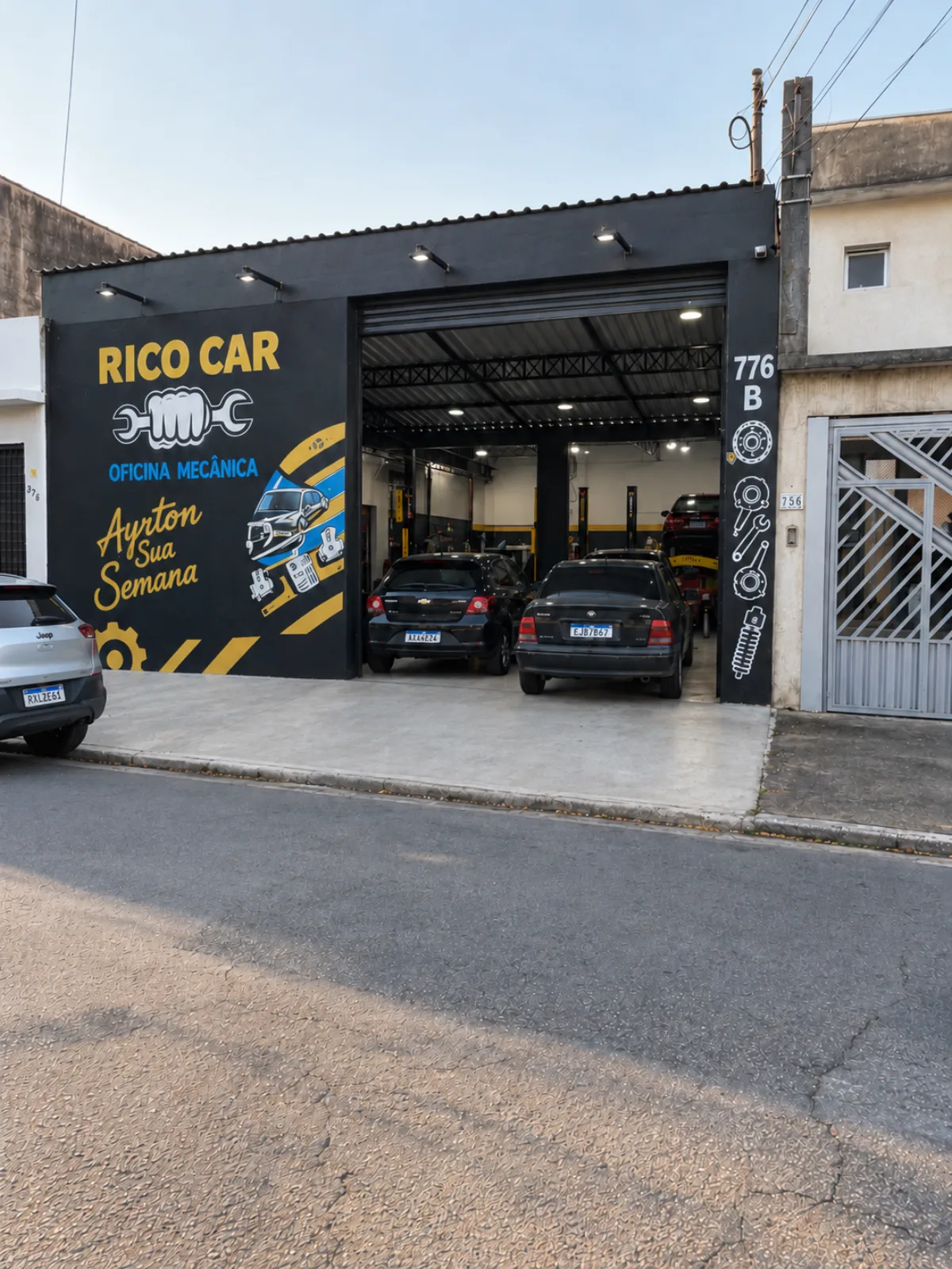 Entrada da Rico Car, número 776-B, com carros na oficina